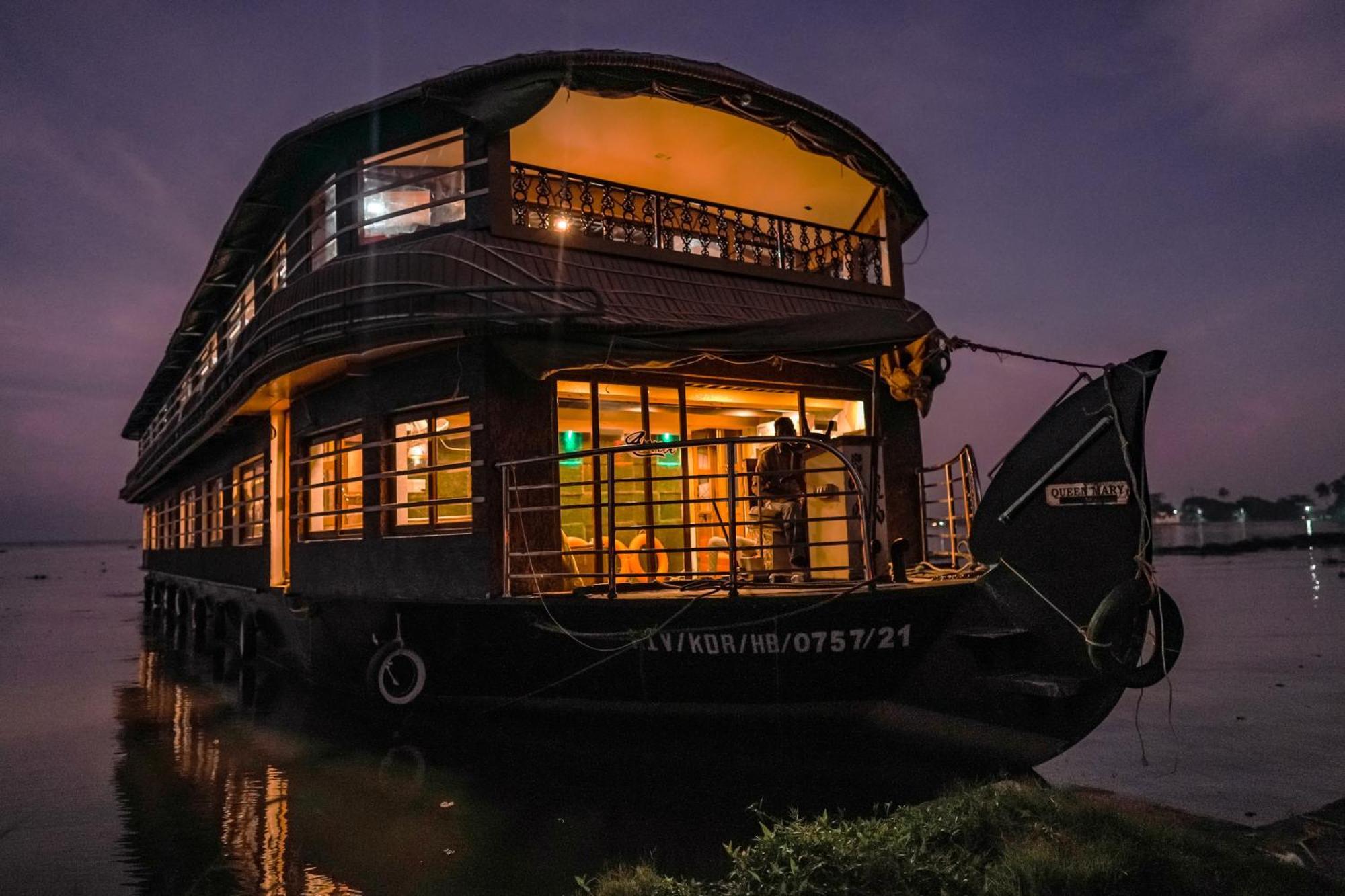 Venice Premium Houseboats Alleppey アーラップーザ県 エクステリア 写真