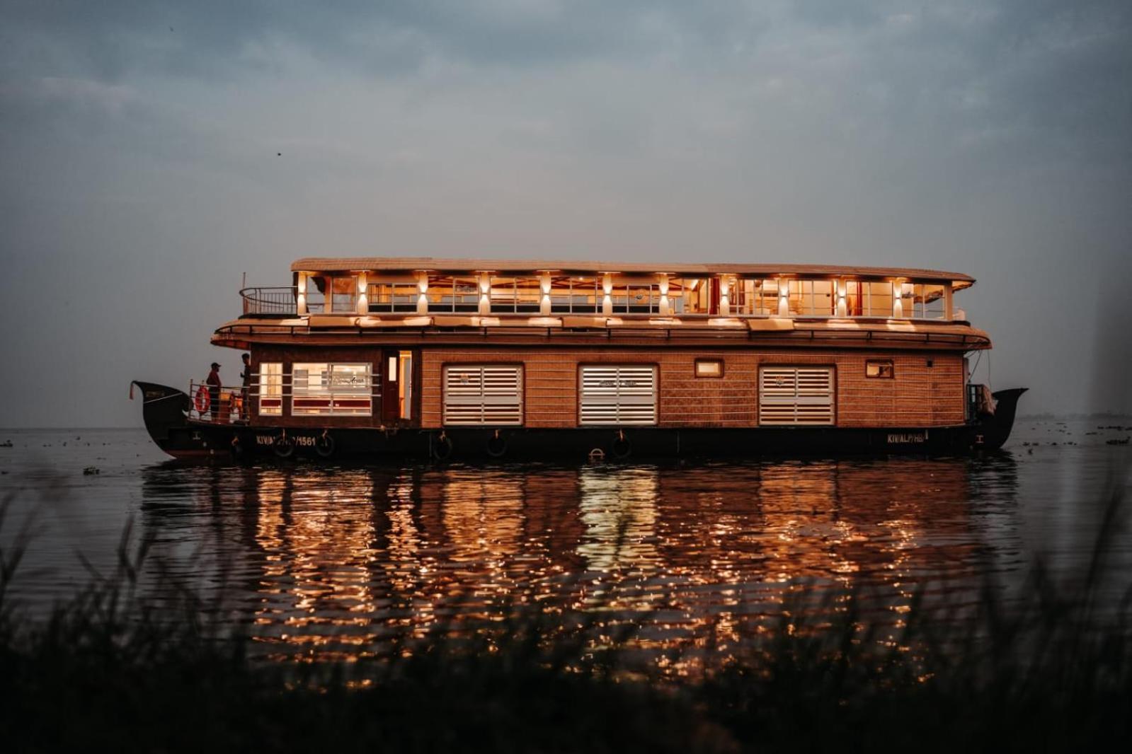 Venice Premium Houseboats Alleppey アーラップーザ県 エクステリア 写真
